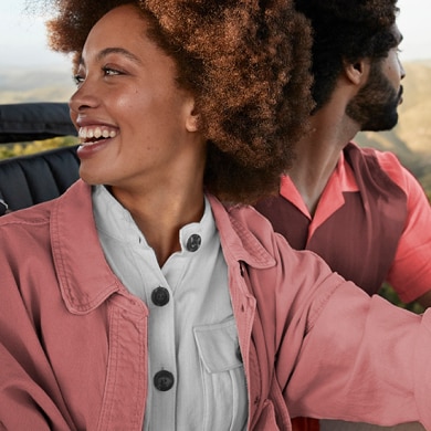 一對笑容滿面的情侶正在冒險