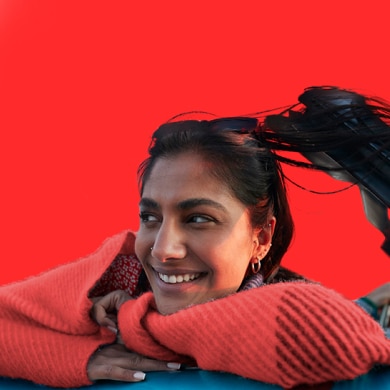 坐在車裡的女士