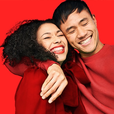 年輕女士微笑著並露出潔白的牙齒