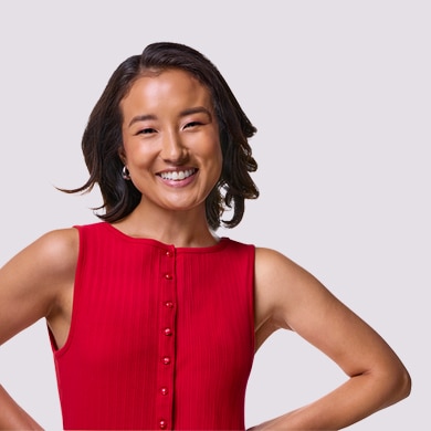 年輕女士微笑著並露出潔白的牙齒