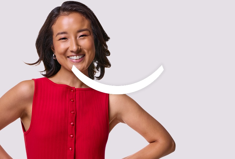 年輕女士微笑著並露出潔白的牙齒