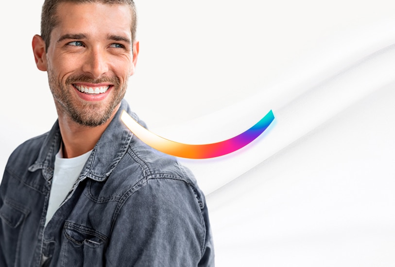 展現笑容的年輕男士