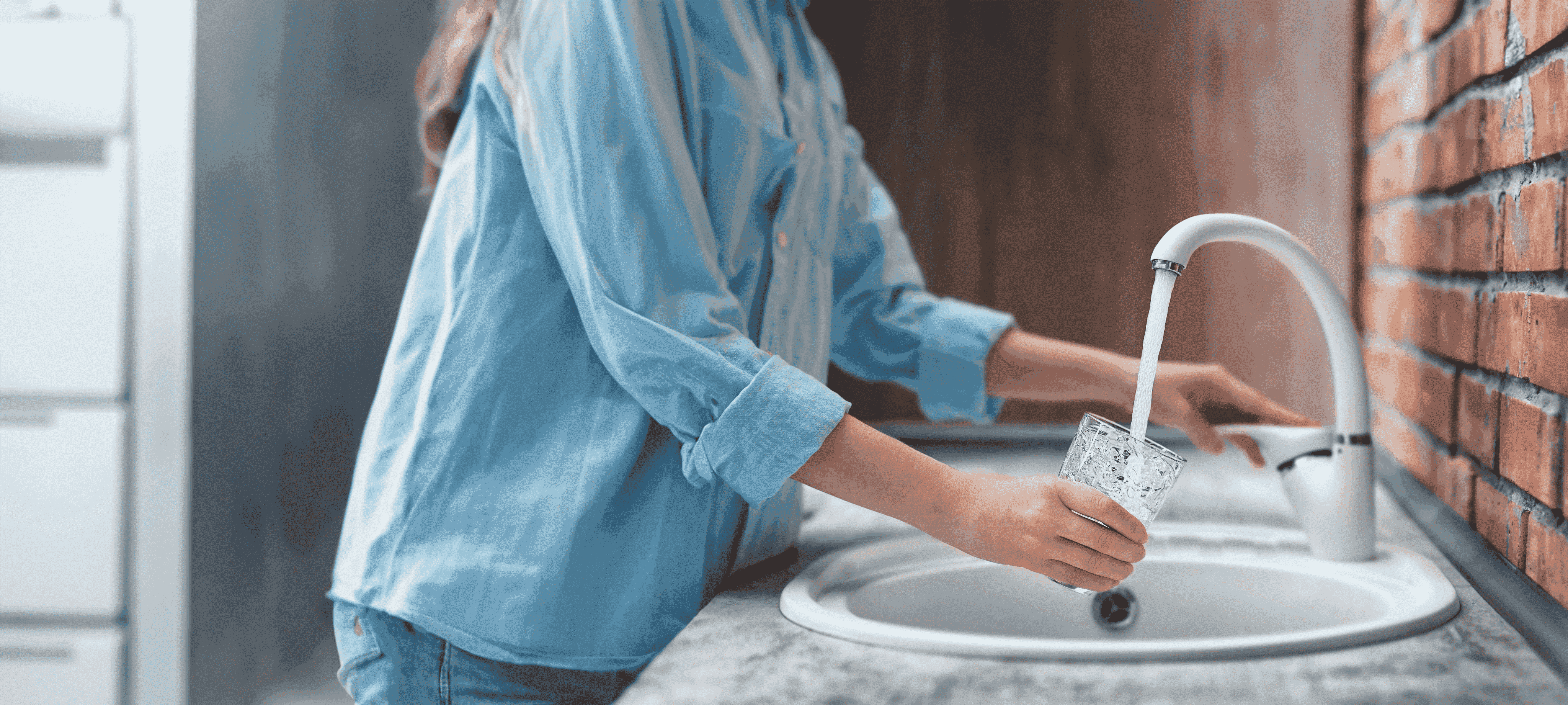 一位女性正在往杯中倒水。