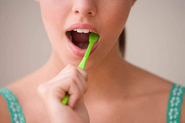  以綠色舌苔刷清潔舌頭