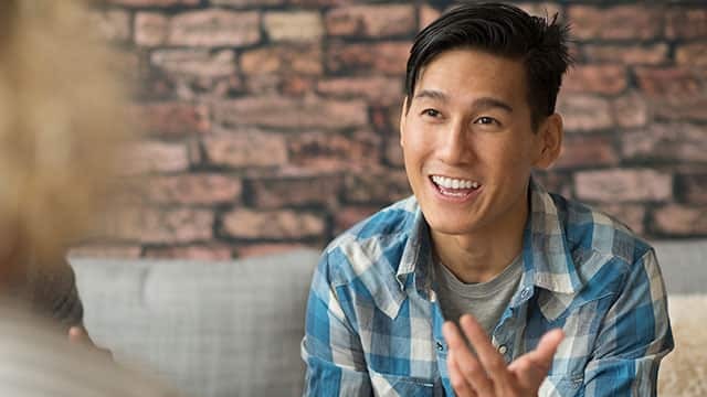 男子在室內交談並做手勢