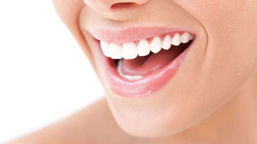 露齒笑容的口部特寫