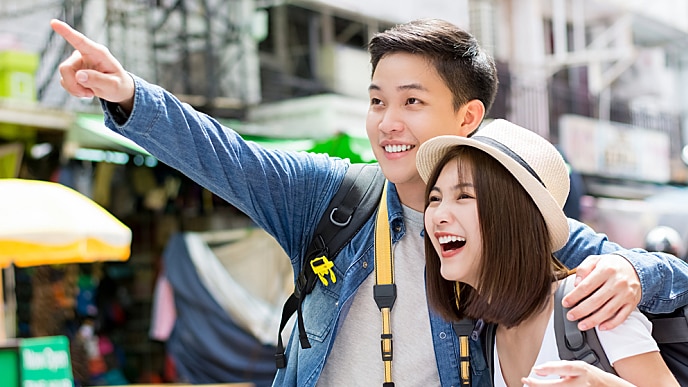 兩人在街頭指向遠方