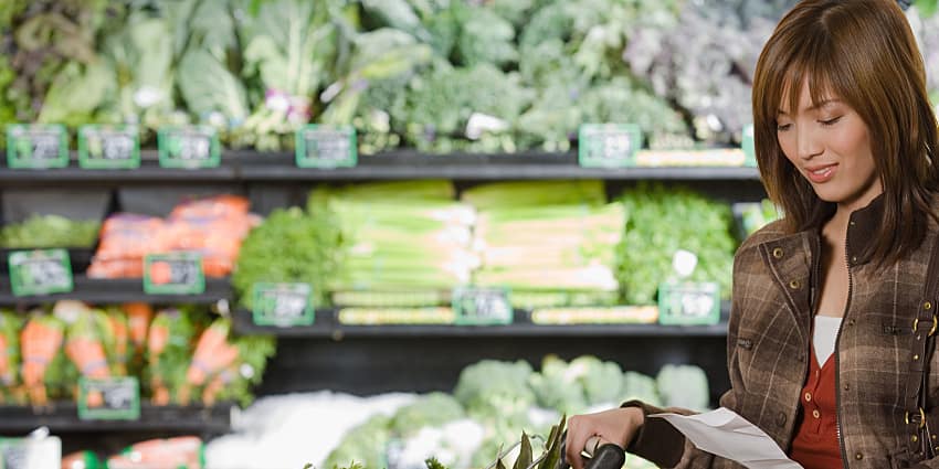 超市蔬果區，顧客推車購物中