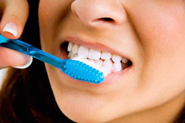 藍色鑷子靠近臉部的特寫