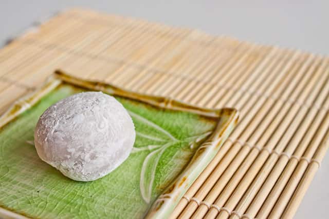 綠色小盤上的日式麻糬