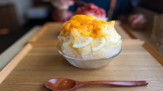 玻璃碗檸檬刨冰置於木盤，前有木湯匙