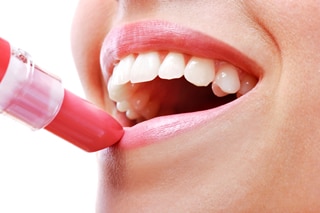 讓牙齒潔白的化妝小貼士