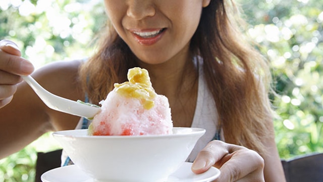 拿湯匙吃碗裝刨冰的人