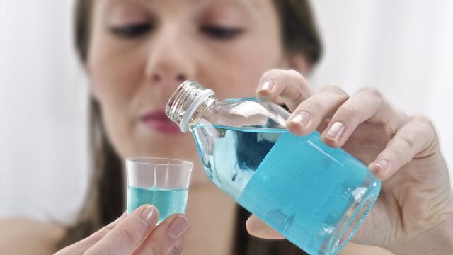 使用漱口水的女性