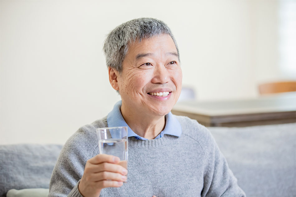 男人喝水