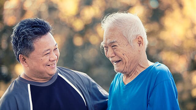 男人和老人微笑