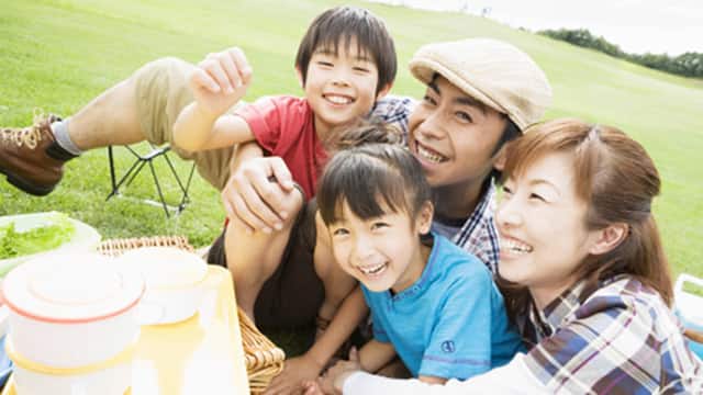 草地野餐，眾人圍坐自拍留影