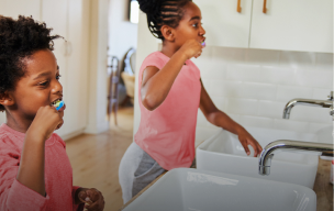 坐在手提電腦前的女士開心微笑