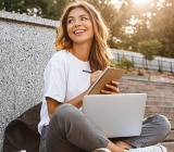 微笑的年轻女孩