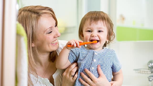 媽媽教寶寶正確刷牙預防蛀牙