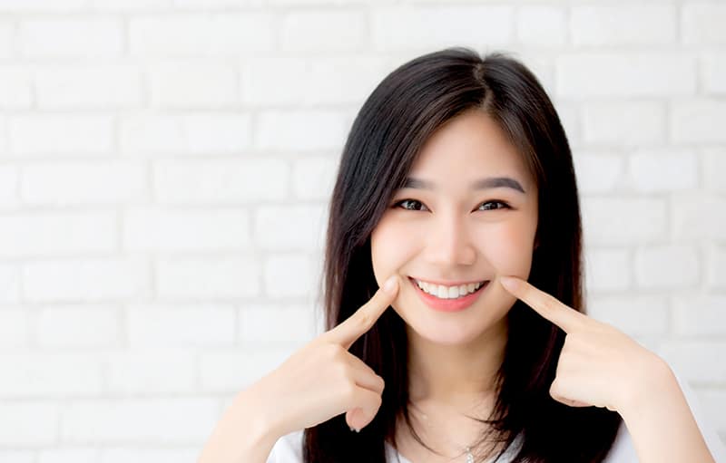 在戶外微笑的女人 在戶外微笑的女人