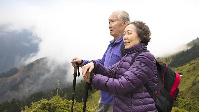 远足在山的资深夫妇