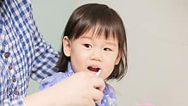 小寶寶邊玩玩具邊學習口腔健康小知識