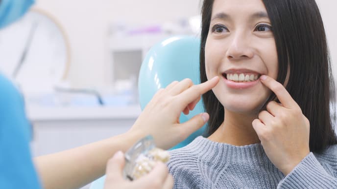 Woman talk to dentist in dental clinic