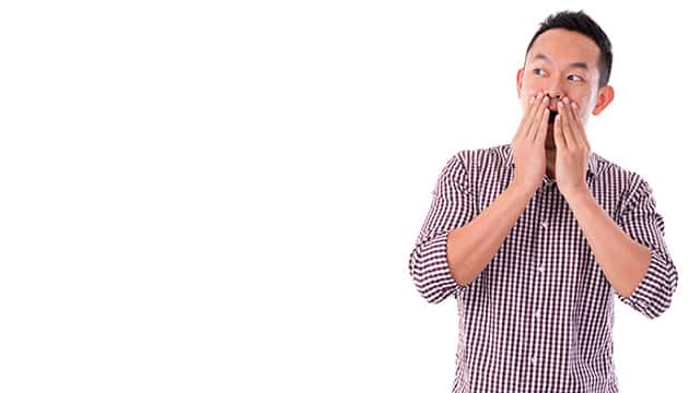 Shocked Asian man 接吻會聞到口臭嗎?如何清新口氣? - 高露潔香港