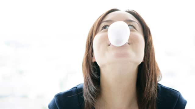 口水和吃口香糖對口腔健康的好處 - 高露潔香港